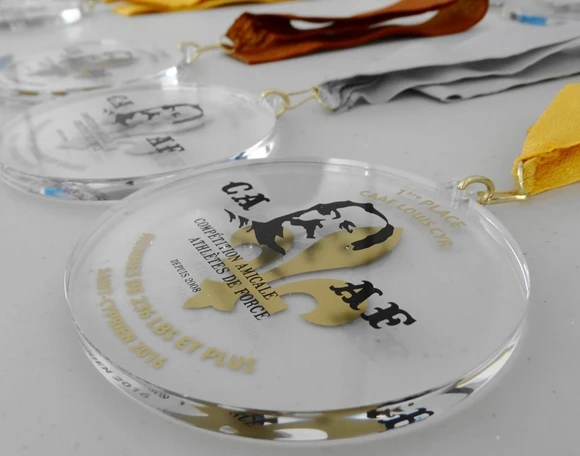 Médaille en acrylique courant couleur.