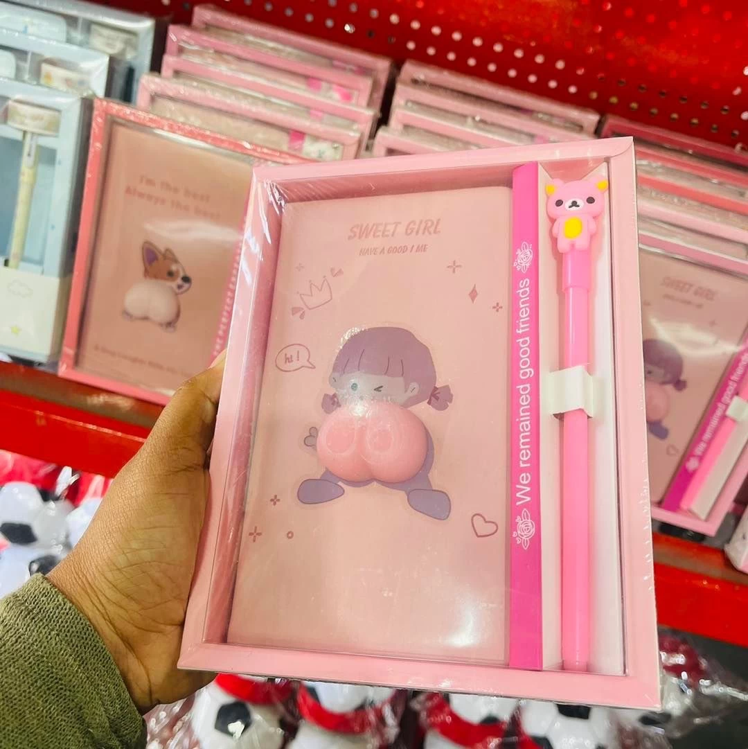 Coffret de carnet de notes avec petite derrière très squishy, stylo offert.