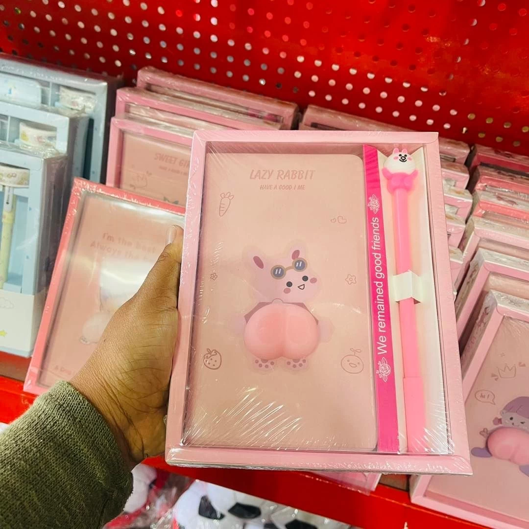 Coffret de carnet de notes avec petite derrière très squishy, stylo offert.